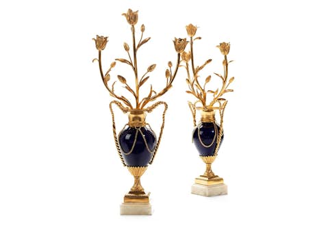 Paar elegante französische Louis XVI-Ziervasen, je als dreiarmige Kerzenkandelaber gestaltet